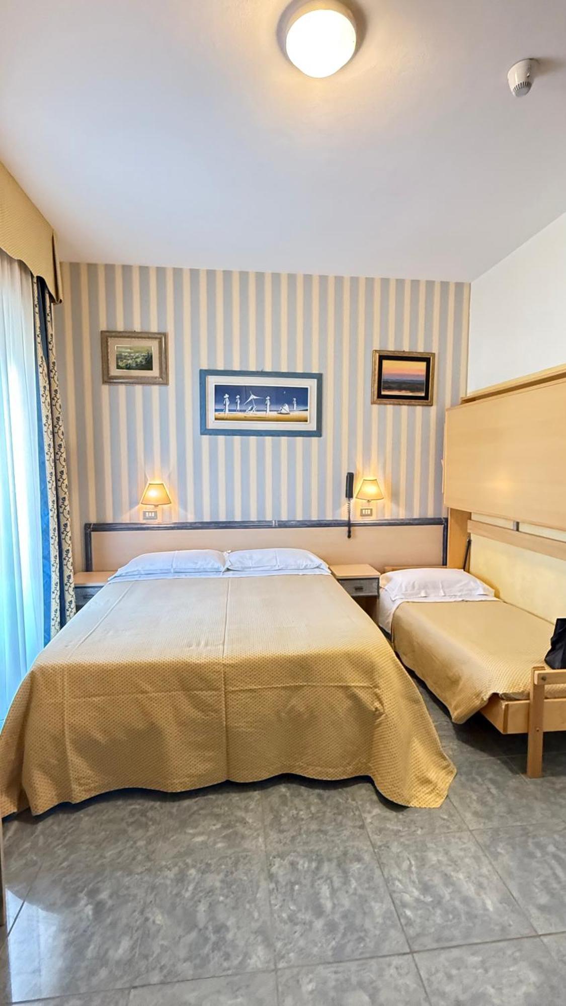 Hotel Ariella Мілано-Маріттіма Екстер'єр фото